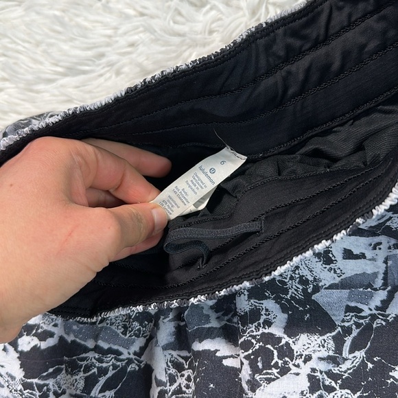 Lululemon Tracker Short V 4" Interlaced Alpine White Black / Black - Picture 2 of 6